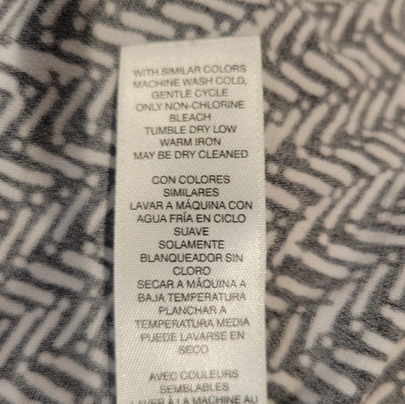 Chico's size 2 us size L black abstract black/white print top - Picture 6 of 6